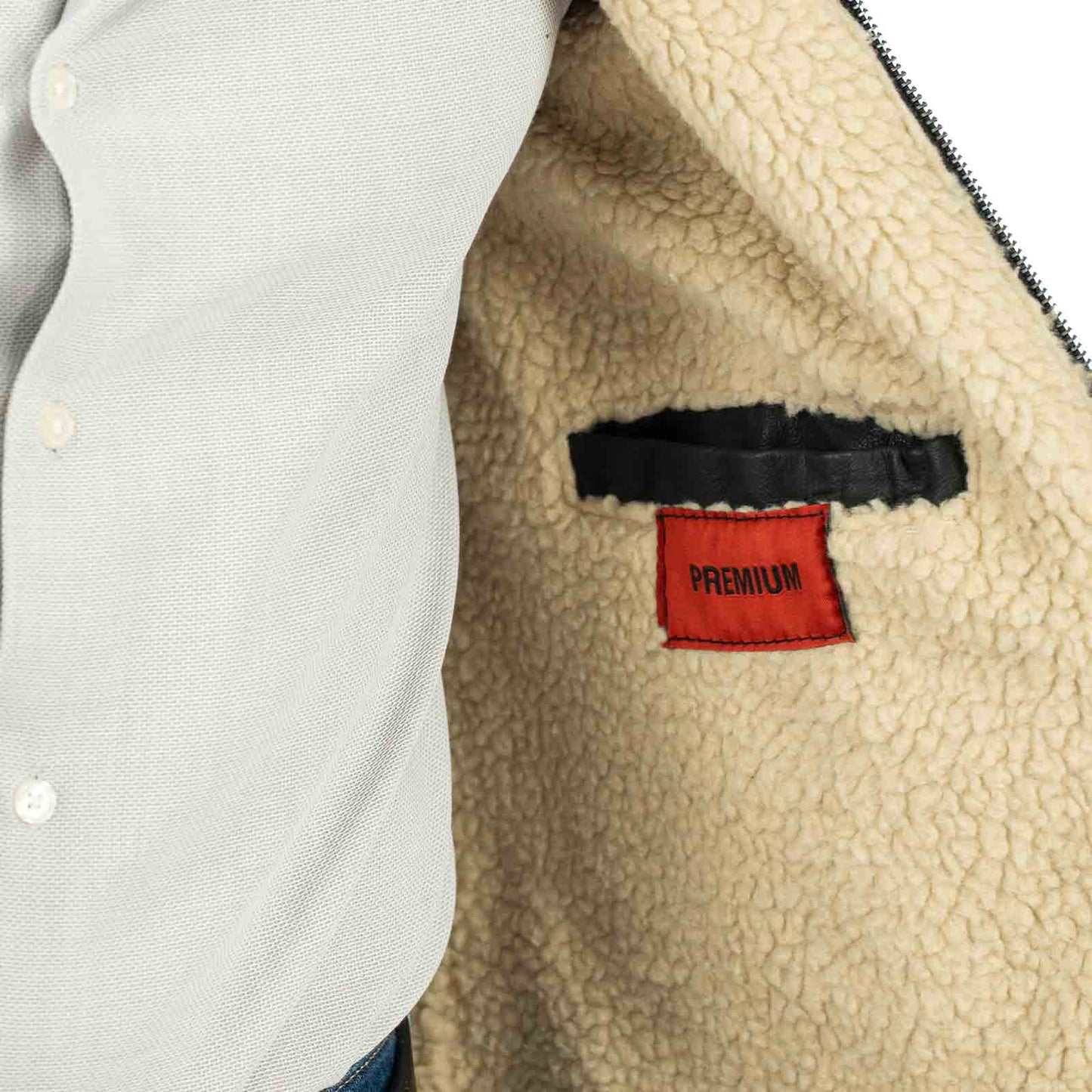 Schwarze, schmal geschnittene Bikerjacke für Herren im Lammfell-Look aus echtem Leder mit Rindway-Schnallenkragen